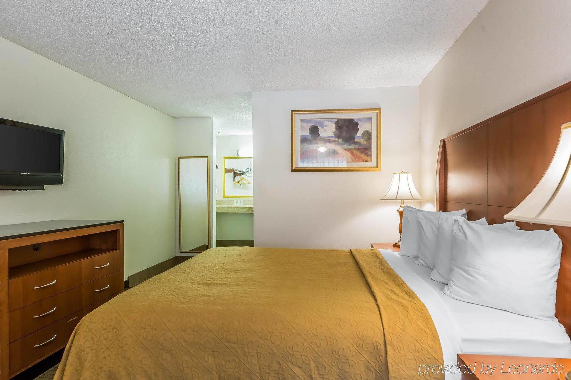 Quality Inn & Suites Bakersfield Bagian luar foto