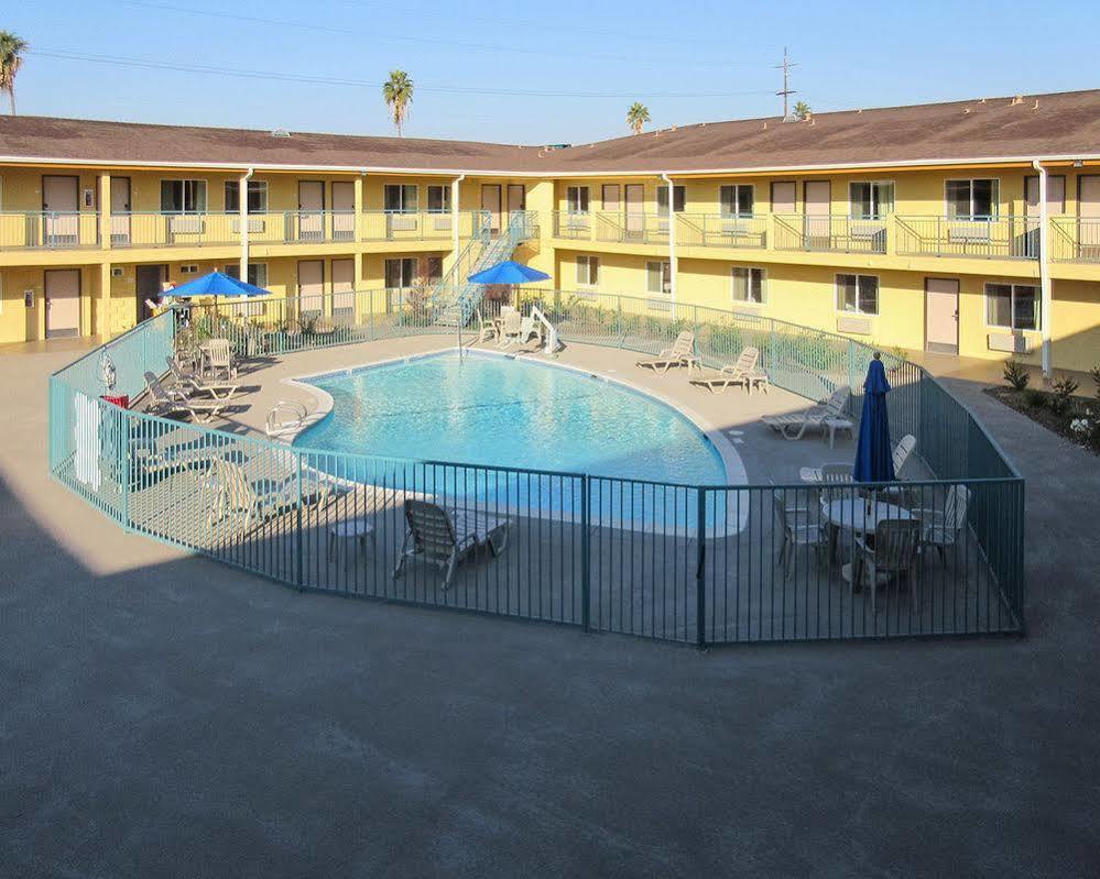 Quality Inn & Suites Bakersfield Bagian luar foto