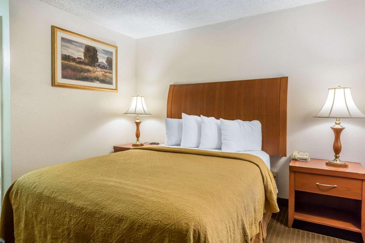 Quality Inn & Suites Bakersfield Bagian luar foto