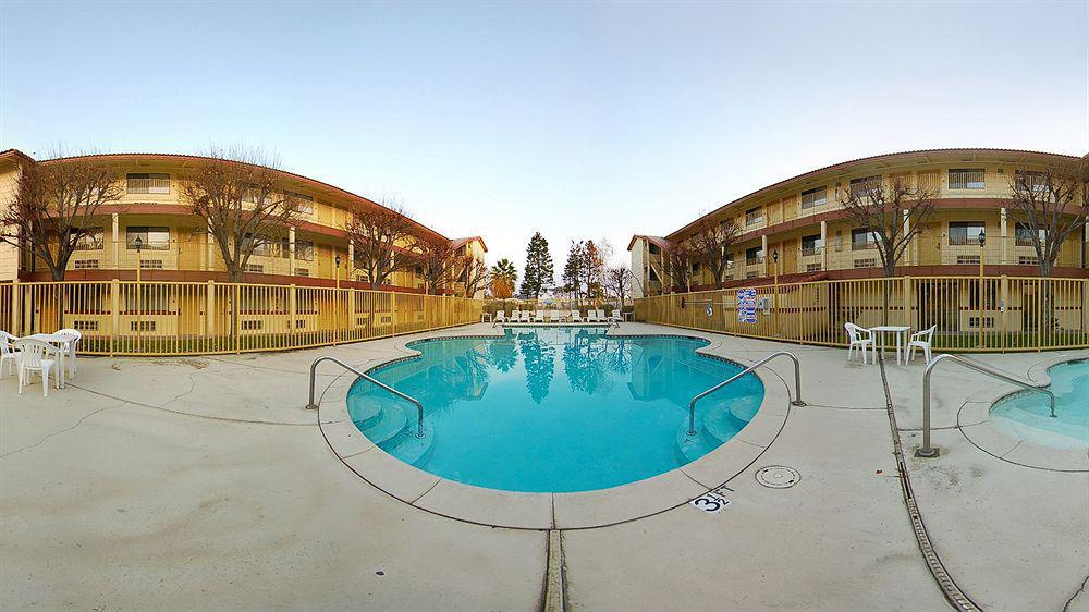 Quality Inn & Suites Bakersfield Bagian luar foto